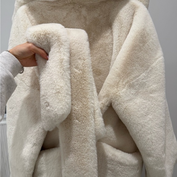 Helsa : The Hooded Faux Fur Coat in White - Picture 6 of 9